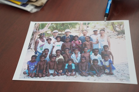 사진 7. 파푸아뉴기니의 섬 마을 아이들과 함께 한 기념촬영