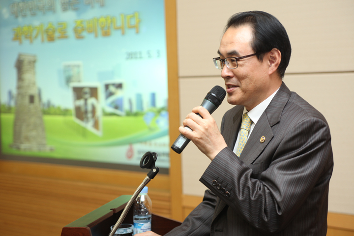 Dr. KIM Cha-dong, first member of the standing committee of the National Science and Technology Commission, visits KORDI and gives a lecture